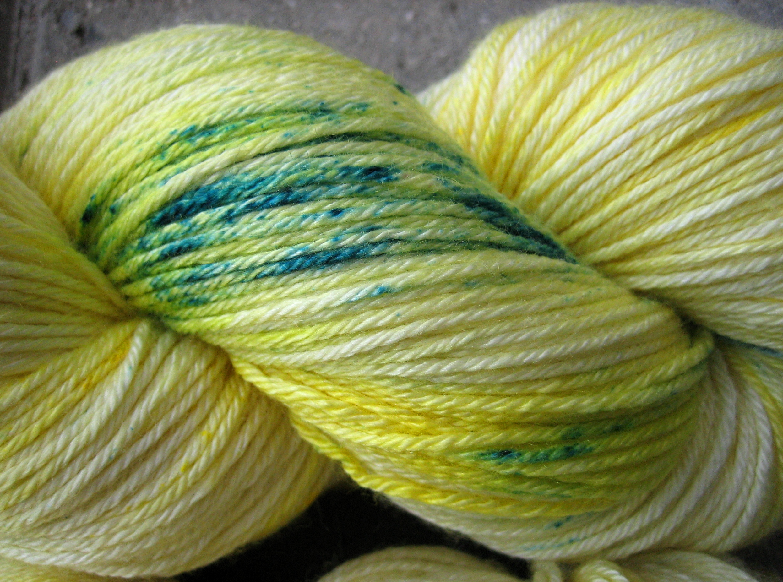 garnyarn-haandfarvet-garn-speckles-tynd-merino-uld-superwash-mulberry-silke-erantis-gul