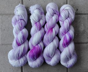 garnyarn-haandfarvet-garn-speckles-tynd-merino-uld-superwash-mulberry-silke-krokus-lilla