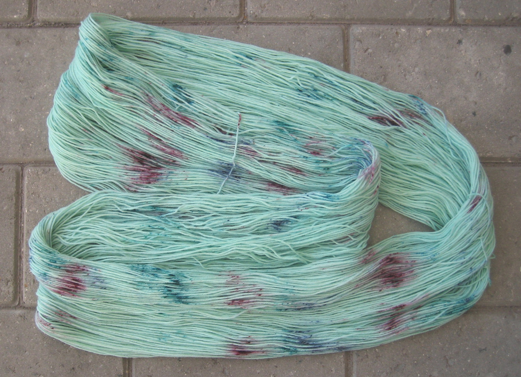 garnyarn-haandfarvet-garn-tynd-merinould-nylon-superwash-stroempegarn-groen