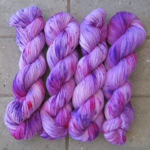 garnyarn-haandfarvet-garn-tynd-merinould-nylon-superwash-stroempegarn