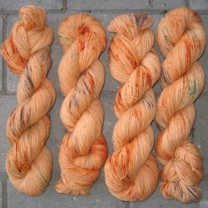 garnyarn-haandfarvet-garn-tynd-merinould-nylon-superwash-stroempegarn