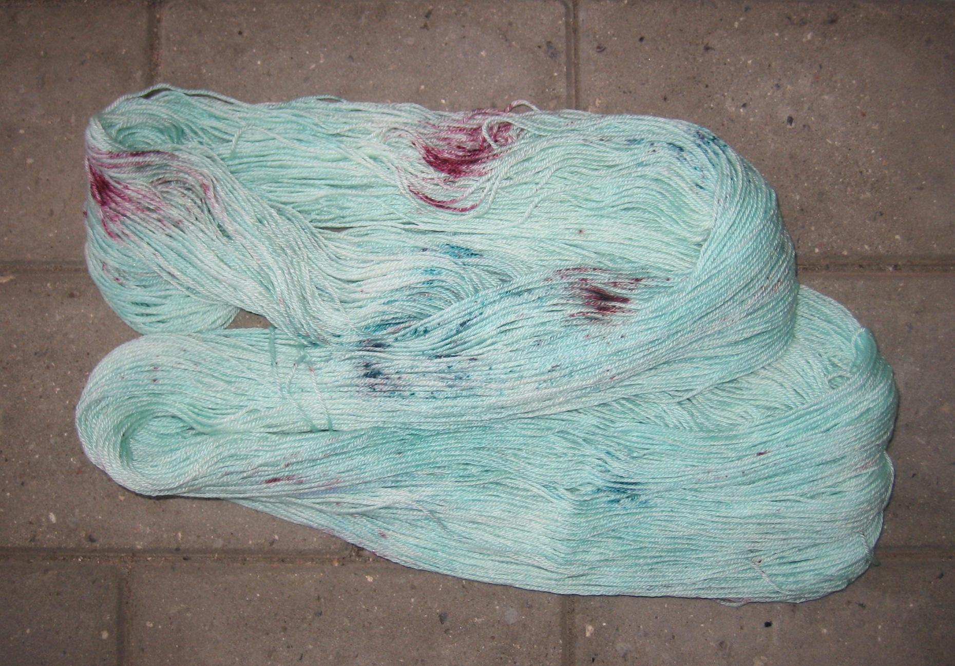 garnyarn-haandfarvet-garn-speckles-tynd-merino-uld-superwash-mulberry-silke-groen-bordeaux