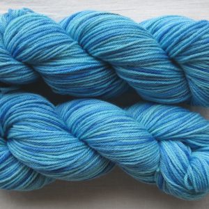 garnyarn-håndfarvet-garn-mellem-merinould-baeredygtig