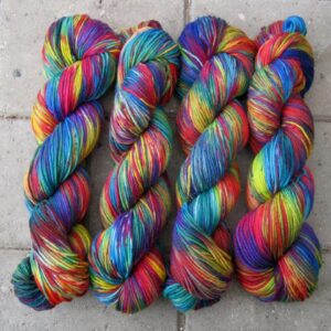 garnyarn-haandfarvet-garn-mellem-merinould-nylon-superwash-stroempegarn