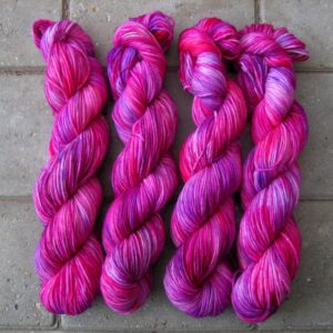 garnyarn-haandfarvet-garn-mellem-merinould-nylon-superwash-stroempegarn