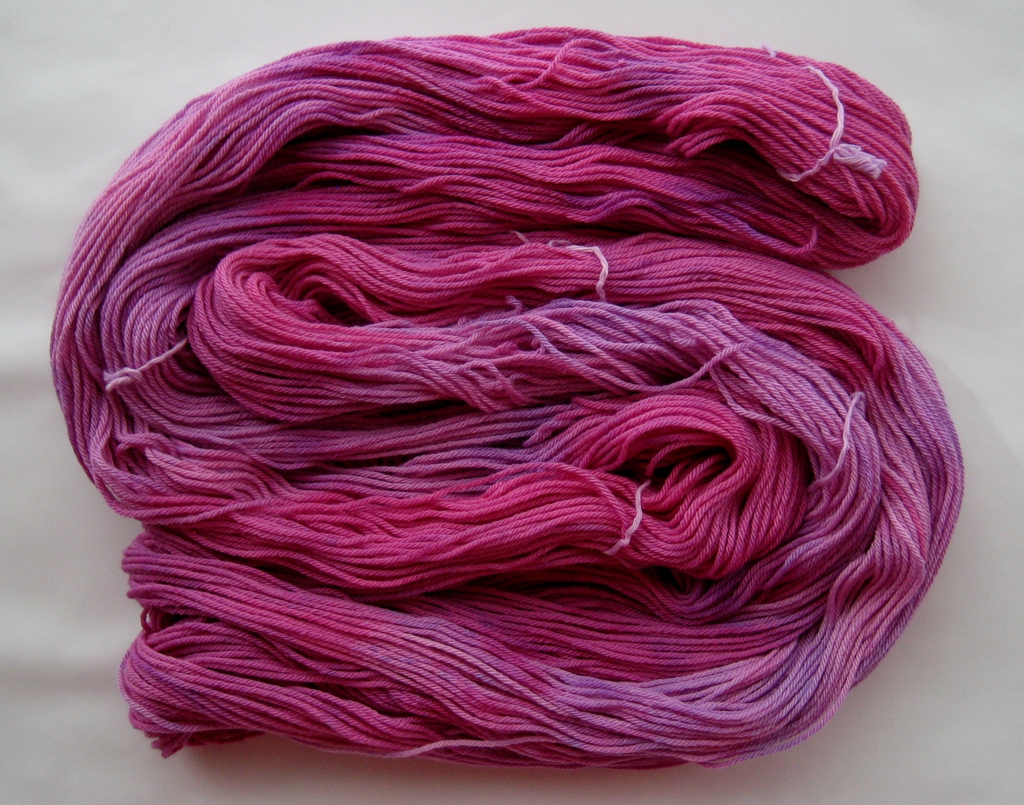 garnyarn-håndfarvet-garn-mellem-merinould-baeredygtig-gammelrosa-lilla