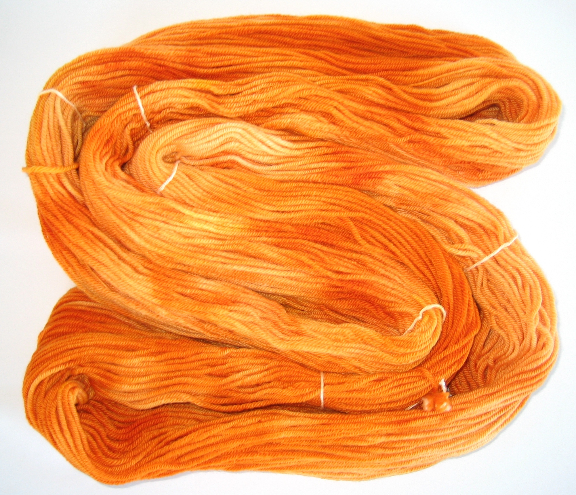 garnyarn-håndfarvet-garn-mellem-merinould-baeredygtig-varm-orange