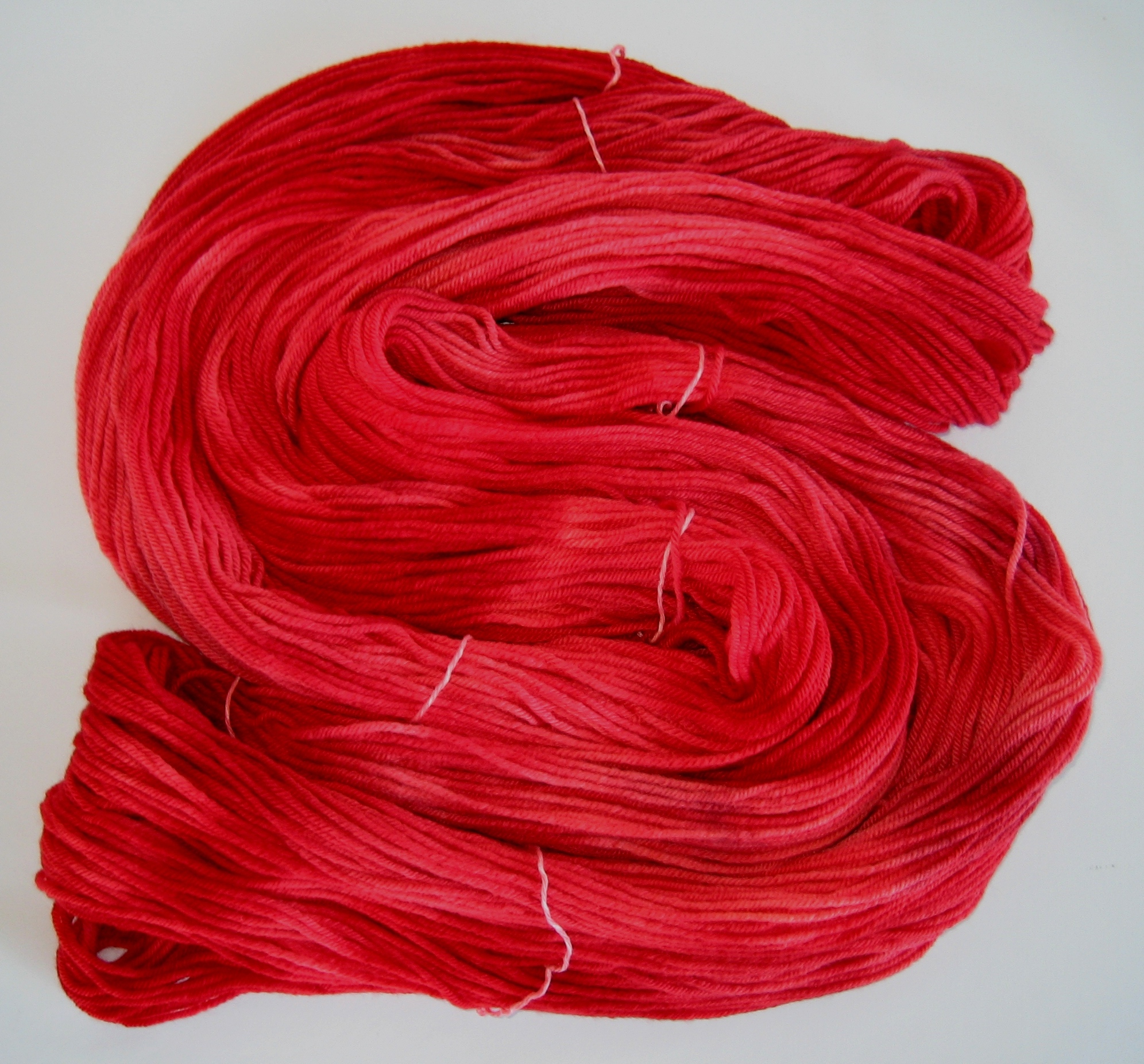 garnyarn-håndfarvet-garn-mellem-merinould-baeredygtig-roed