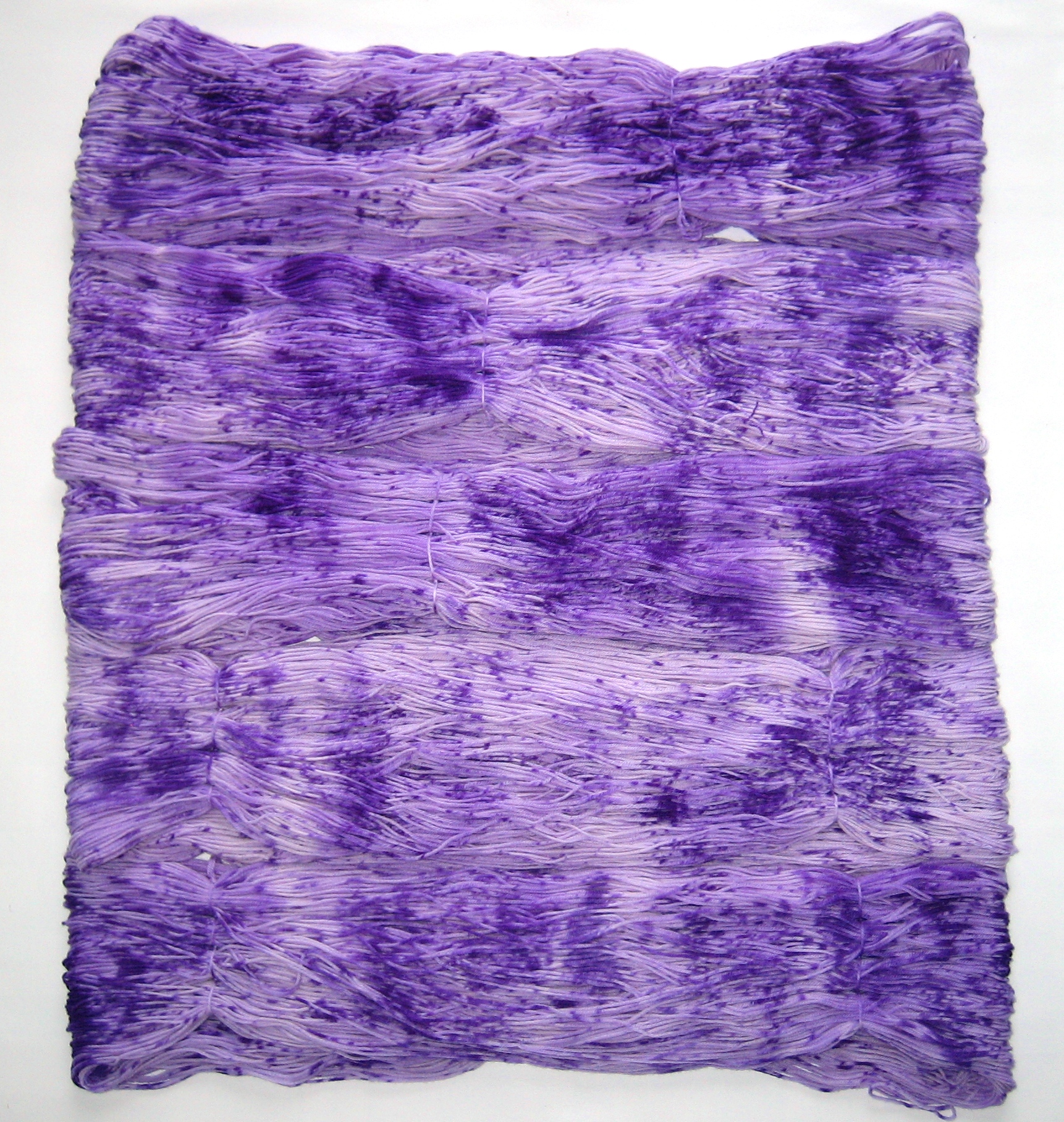 garnyarn-håndfarvet-garn-speckles-tynd-merinould-fingering-baeredygtig-lilla