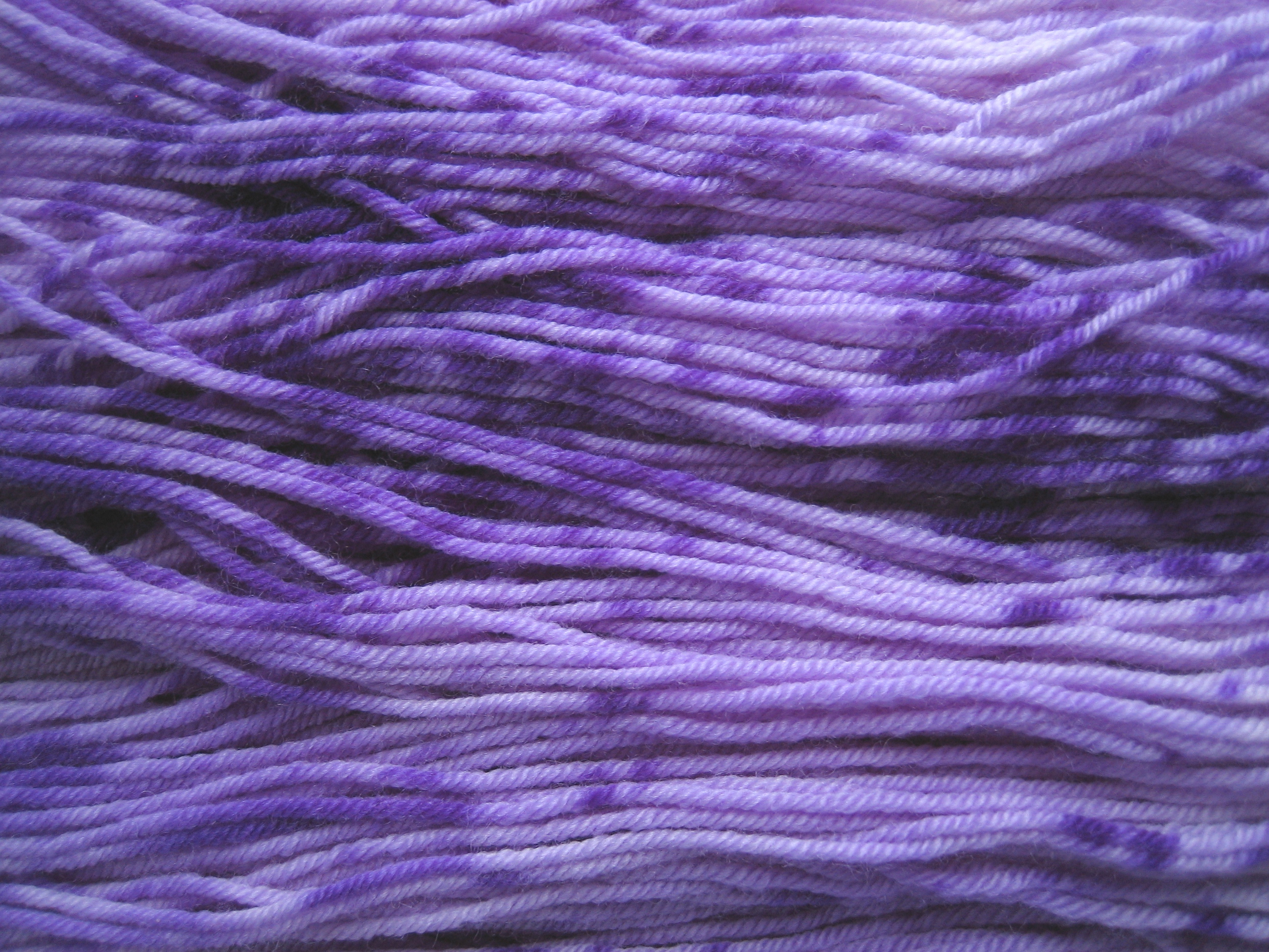 garnyarn-håndfarvet-garn-speckles-tynd-merinould-fingering-baeredygtig-lilla