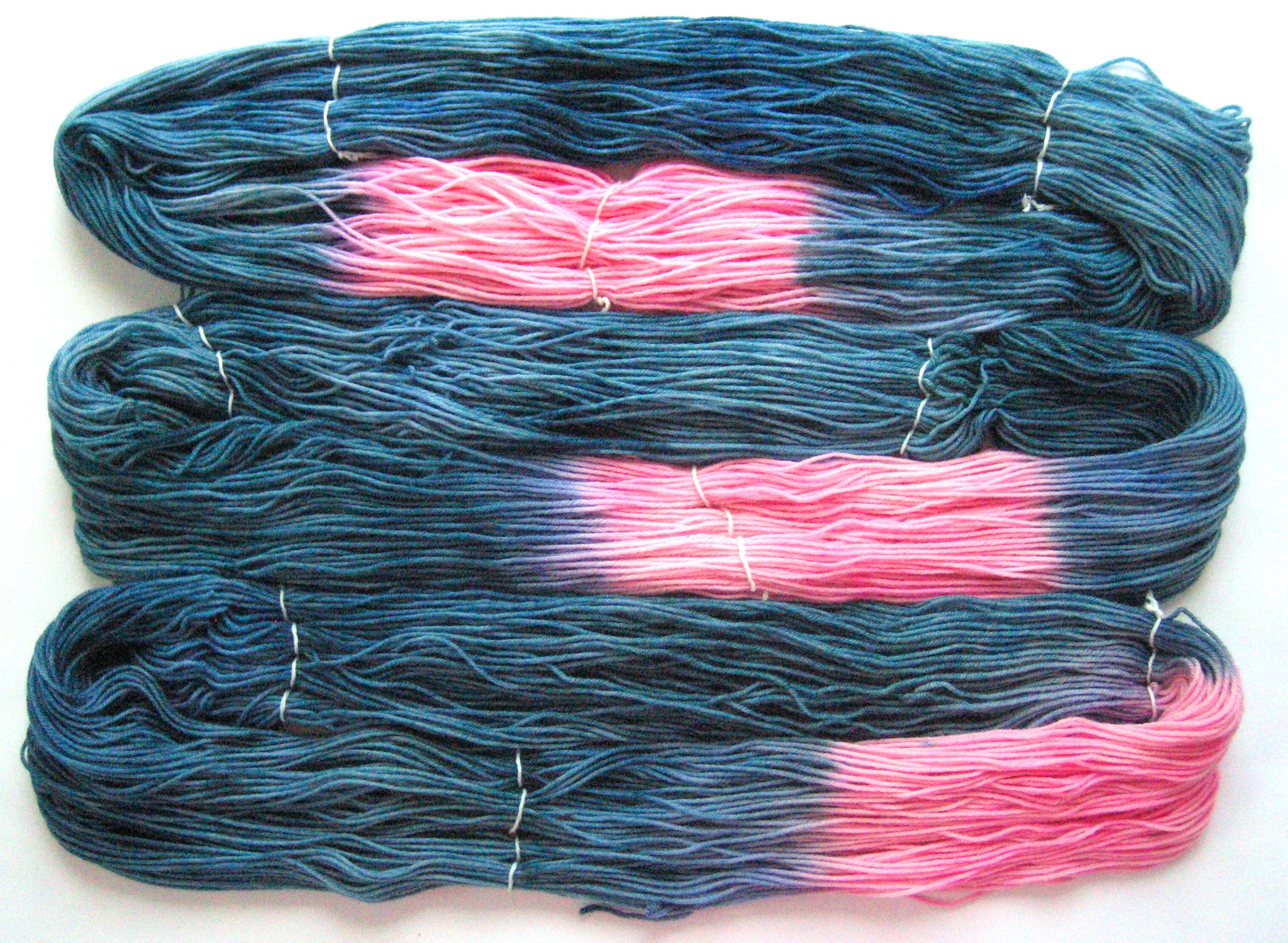 garnyarn-haandfarvet-garn-mellem-polwarth-lustre-uld-superwash-lyseroed-petrol