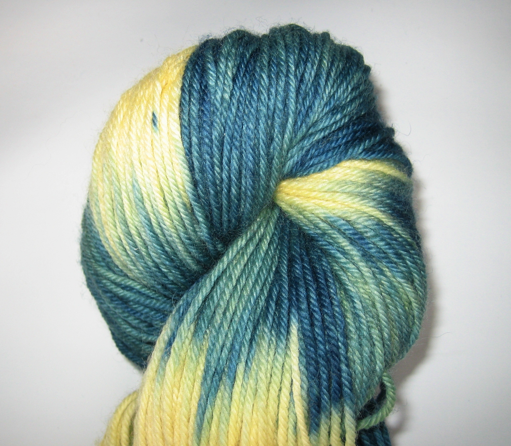 garnyarn-haandfarvet-garn-mellem-polwarth-lustre-uld-superwash-lysegul-havgroen