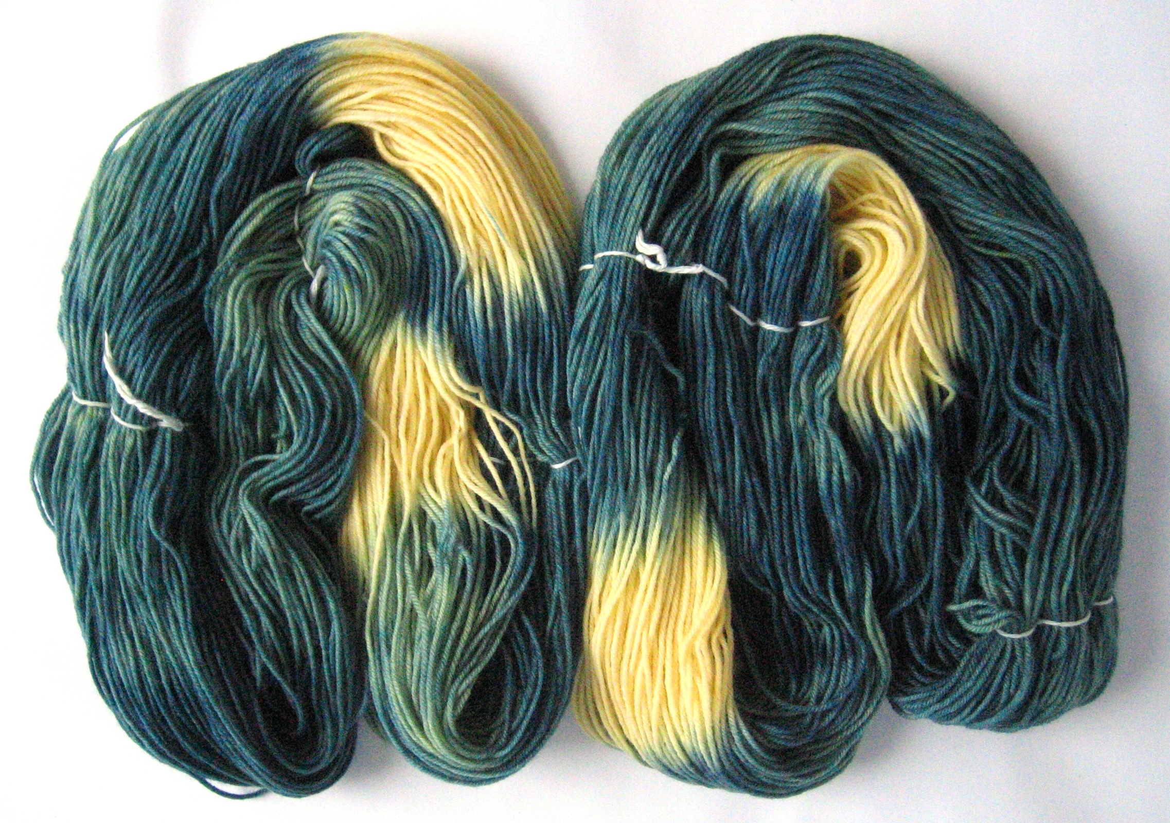 garnyarn-haandfarvet-garn-mellem-polwarth-lustre-uld-superwash-lysegul-havgroen