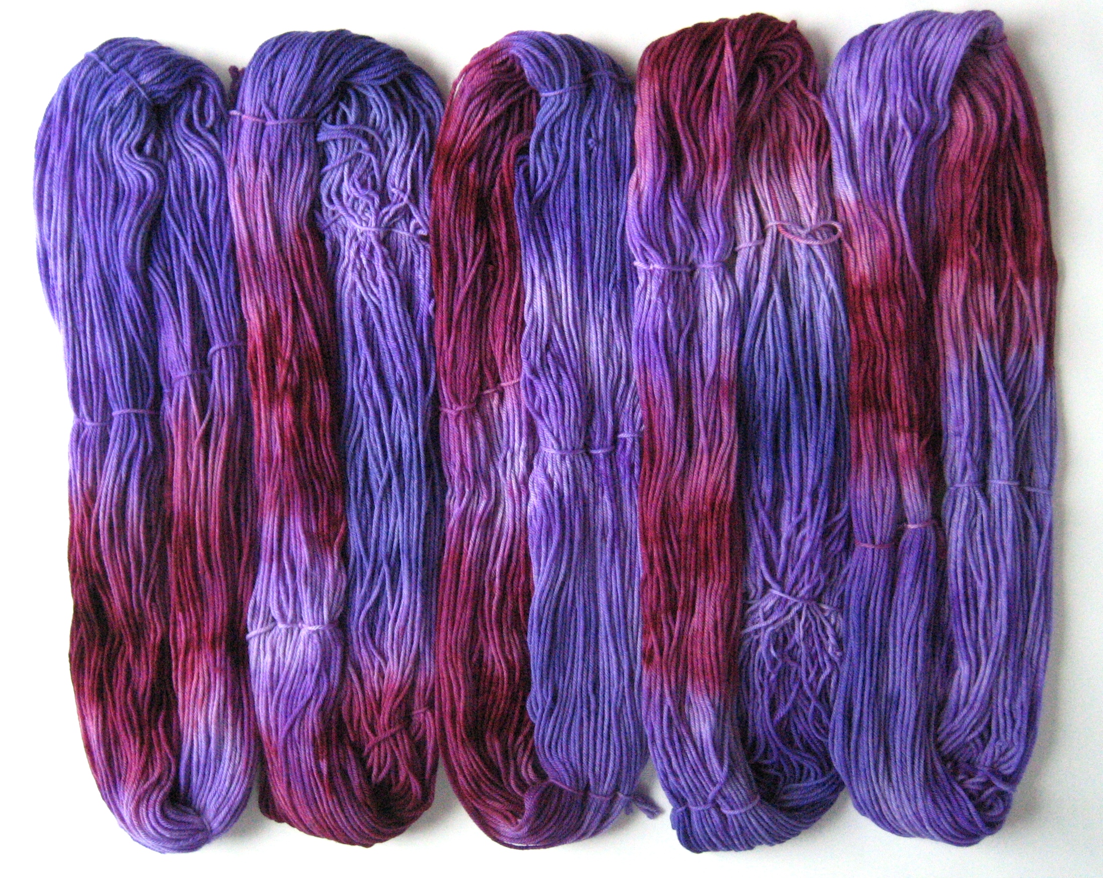 garnyarn-haandfarvet-garn-mellem-merinould-superwash-lilla-blomme