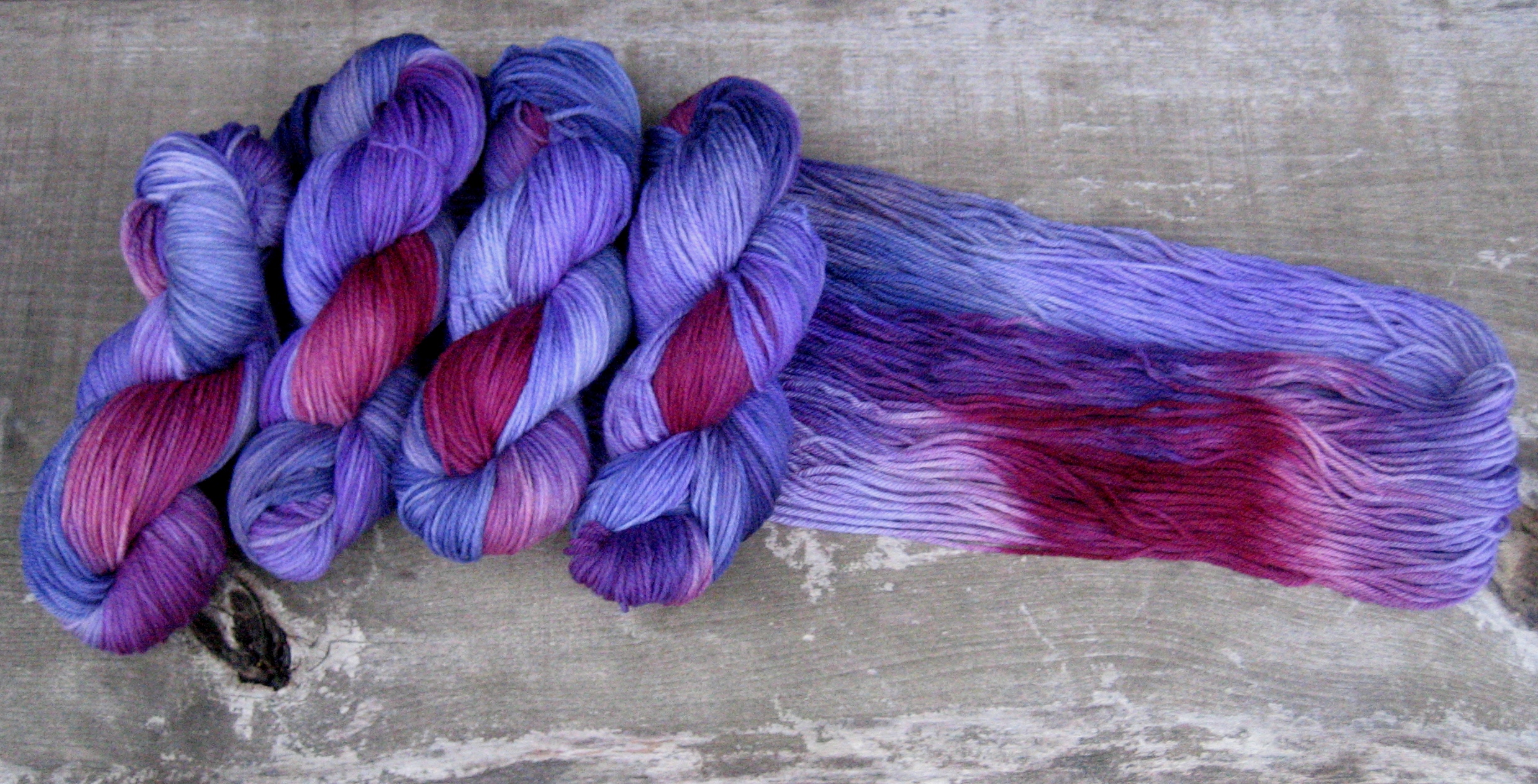 garnyarn-haandfarvet-garn-mellem-polwarth-lustre-uld-superwash-lilla-blomme-marine
