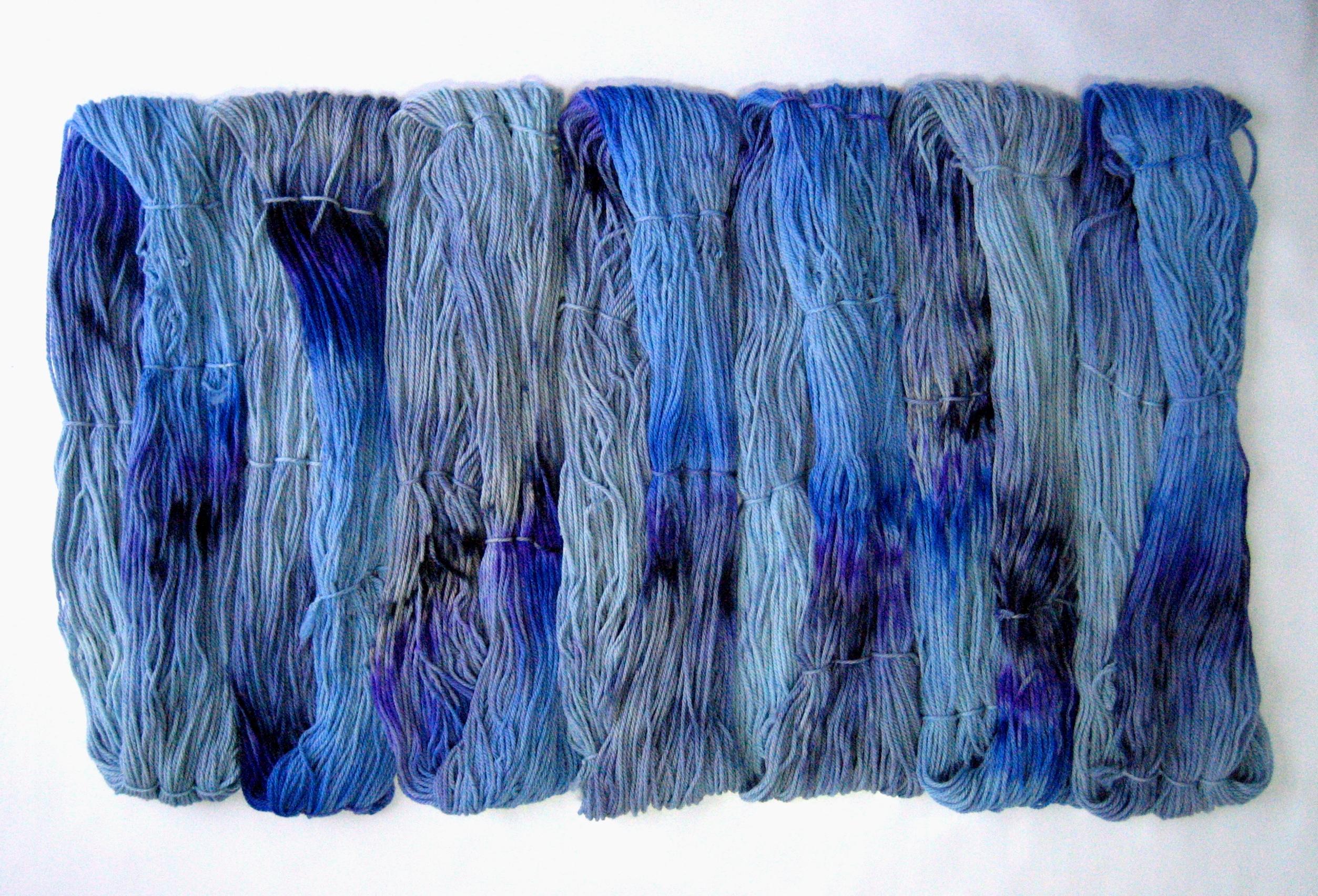 garnyarn-håndfarvet-garn-tyk-merinould-superwash-graablaa-marine-blaa