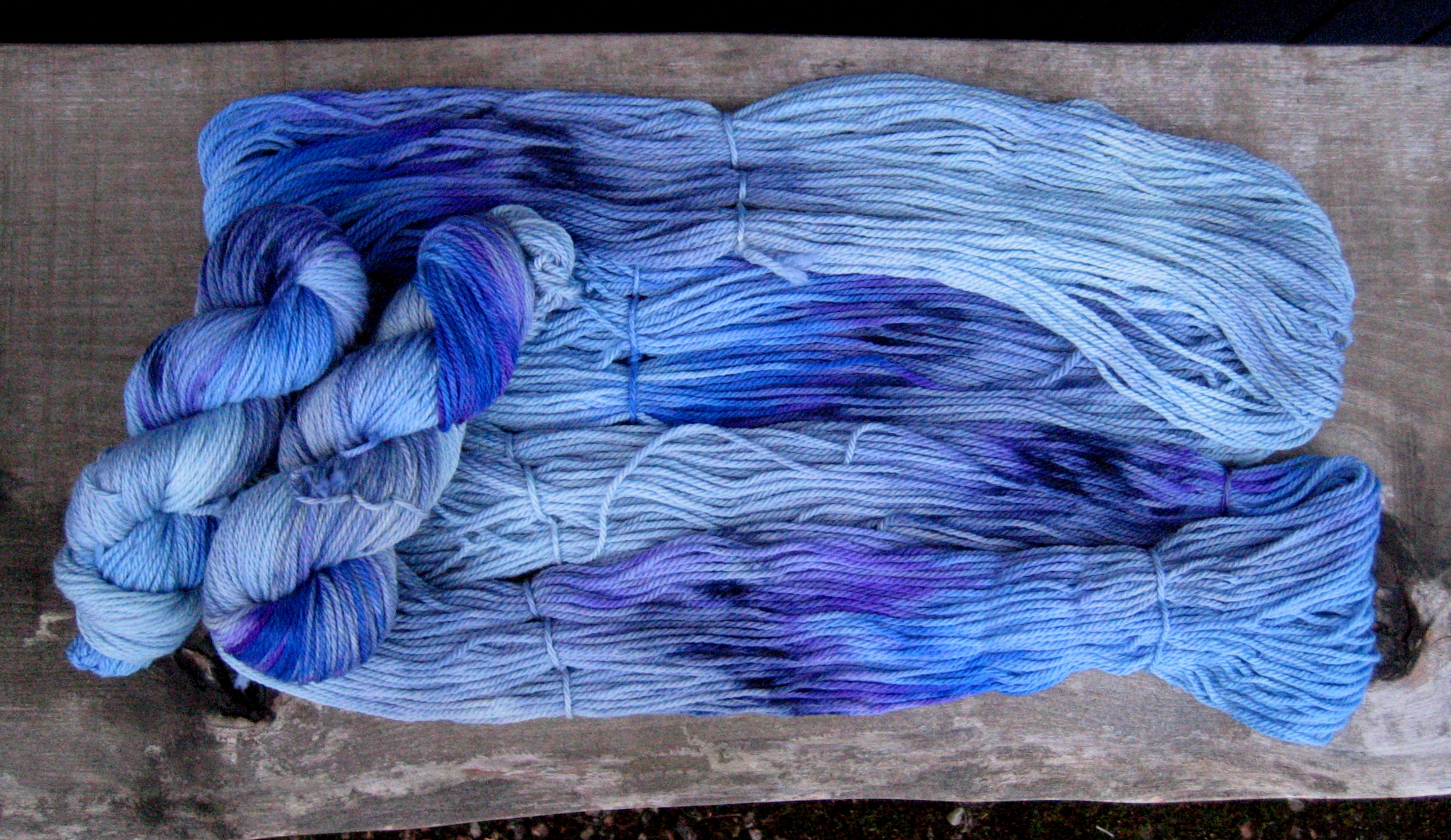 garnyarn-håndfarvet-garn-tyk-merinould-superwash-graablaa-marine-blaa