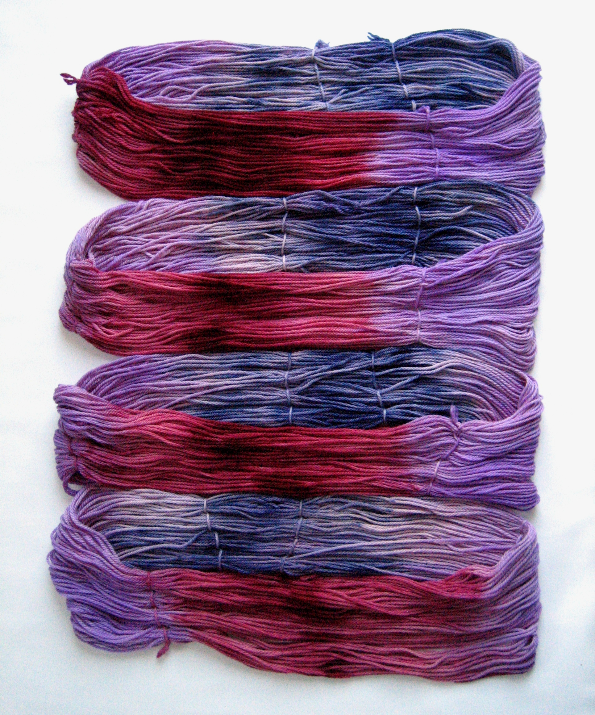 garnyarn-håndfarvet-garn-tyk-merinould-superwash-blomme-marine-lavendel-syren