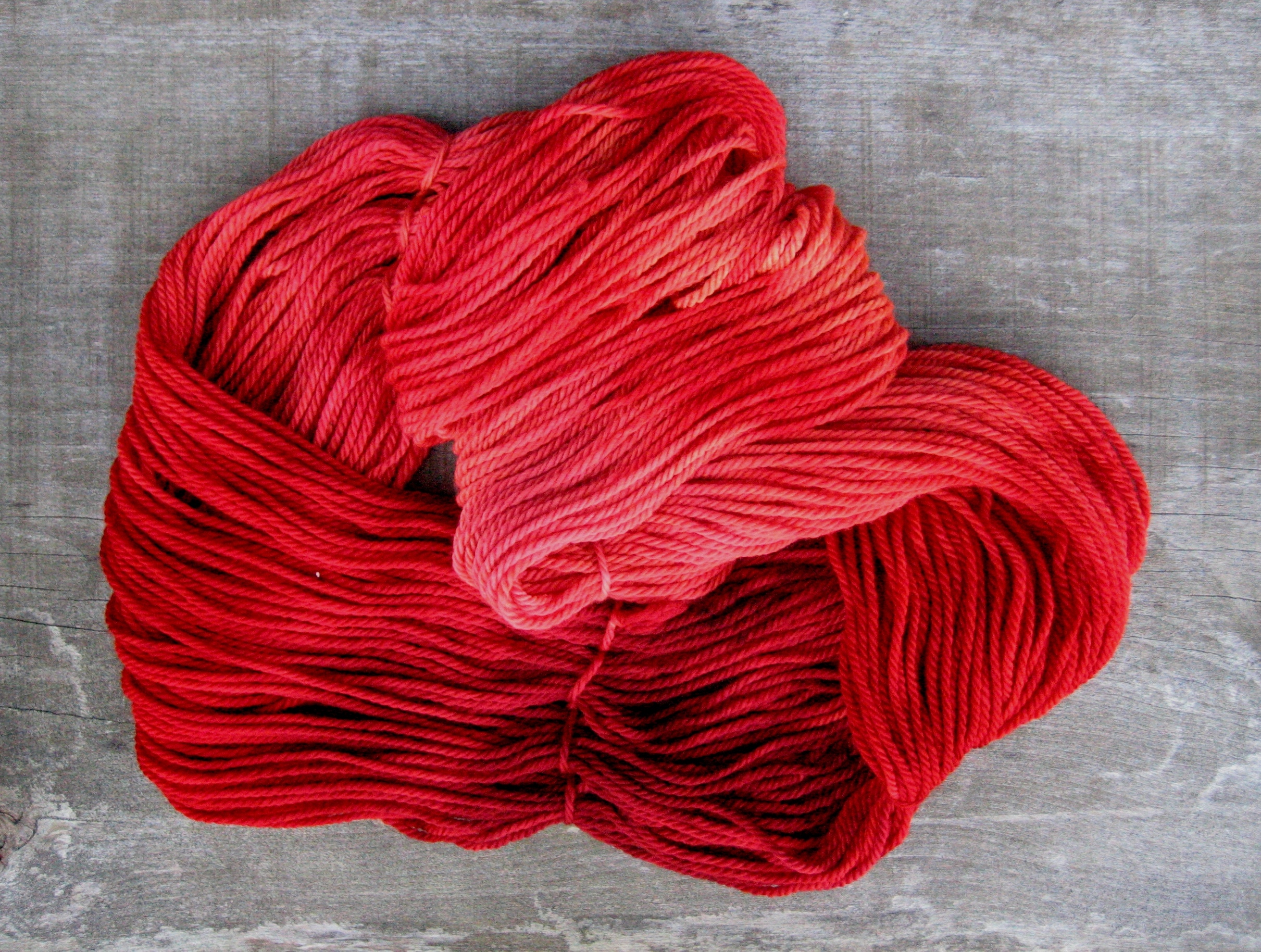 garnyarn-håndfarvet-garn-tyk-merinould-superwash-roed