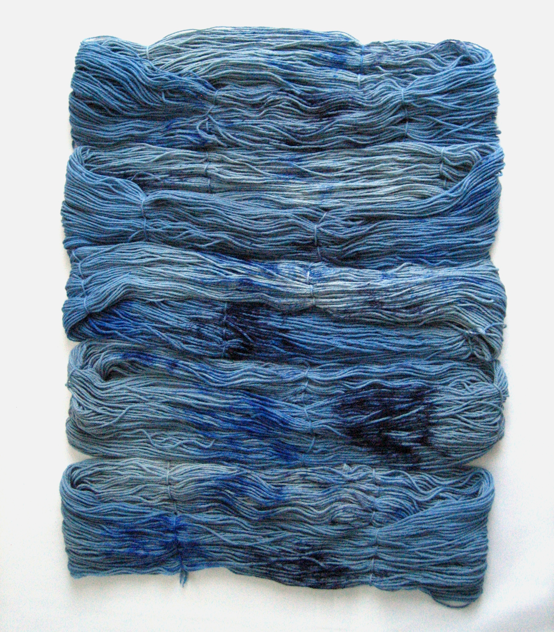 garnyarn-håndfarvet-garn-mellem-merinould-baeredygtig-blaa-jeans