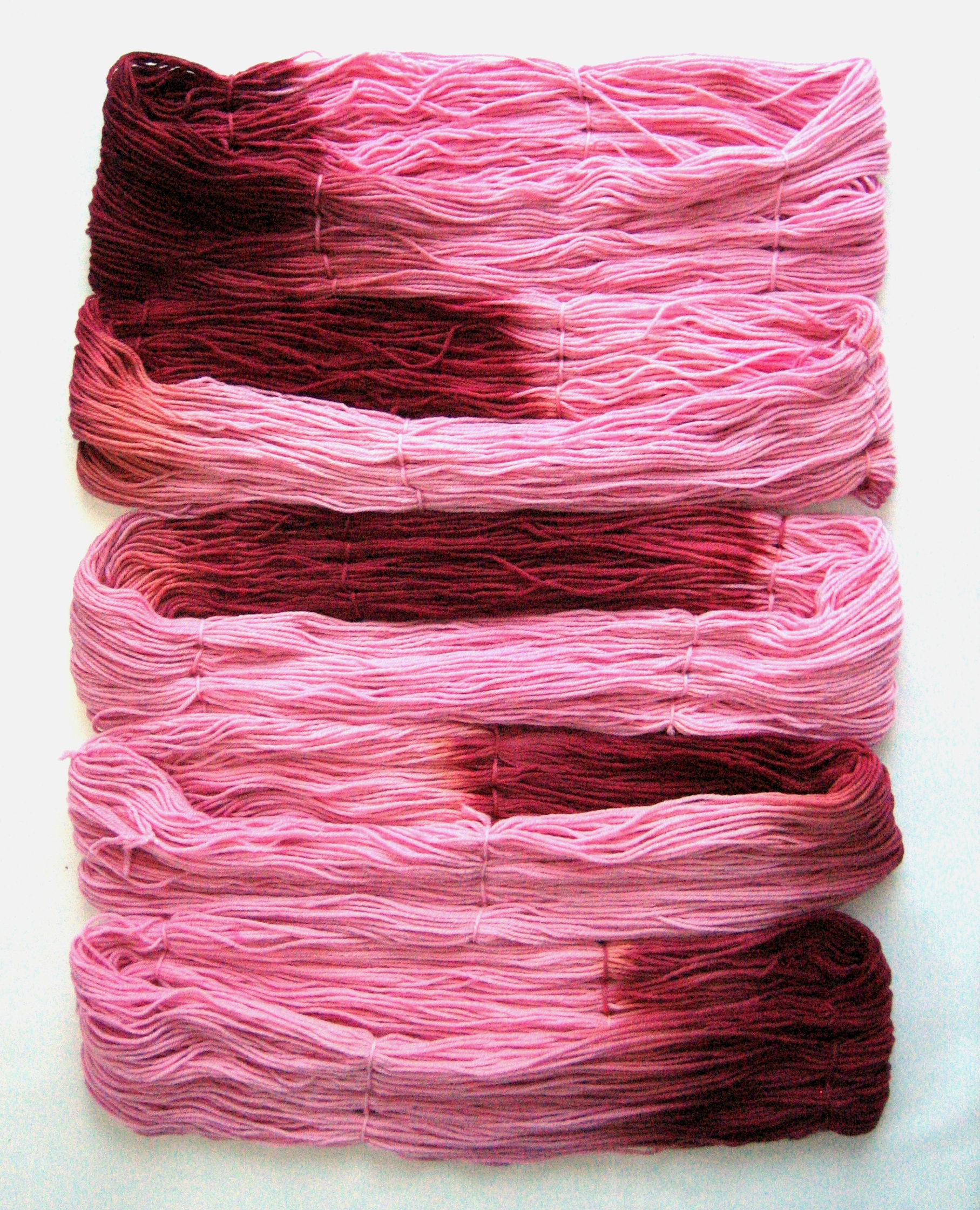 garnyarn-håndfarvet-garn-mellem-merinould-baeredygtig-lyseroed-bordeaux
