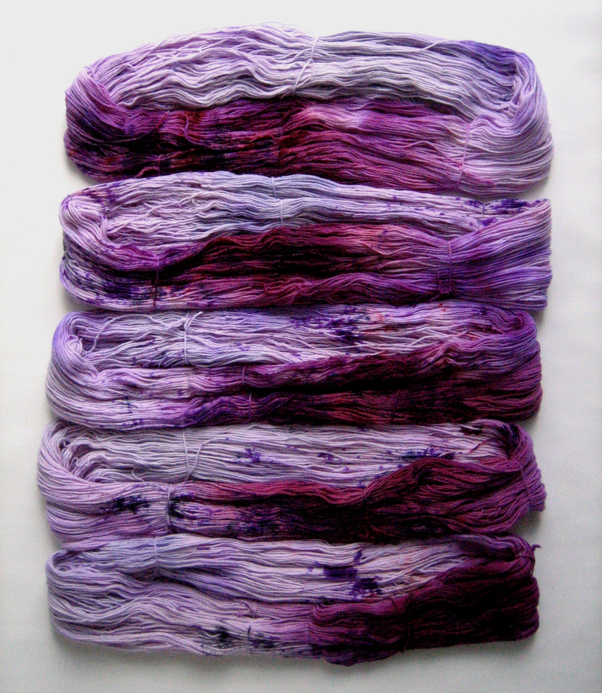 garnyarn-håndfarvet-garn-speckles-tynd-merinould-fingering-baeredygtig-lavendel-lilla-blomme