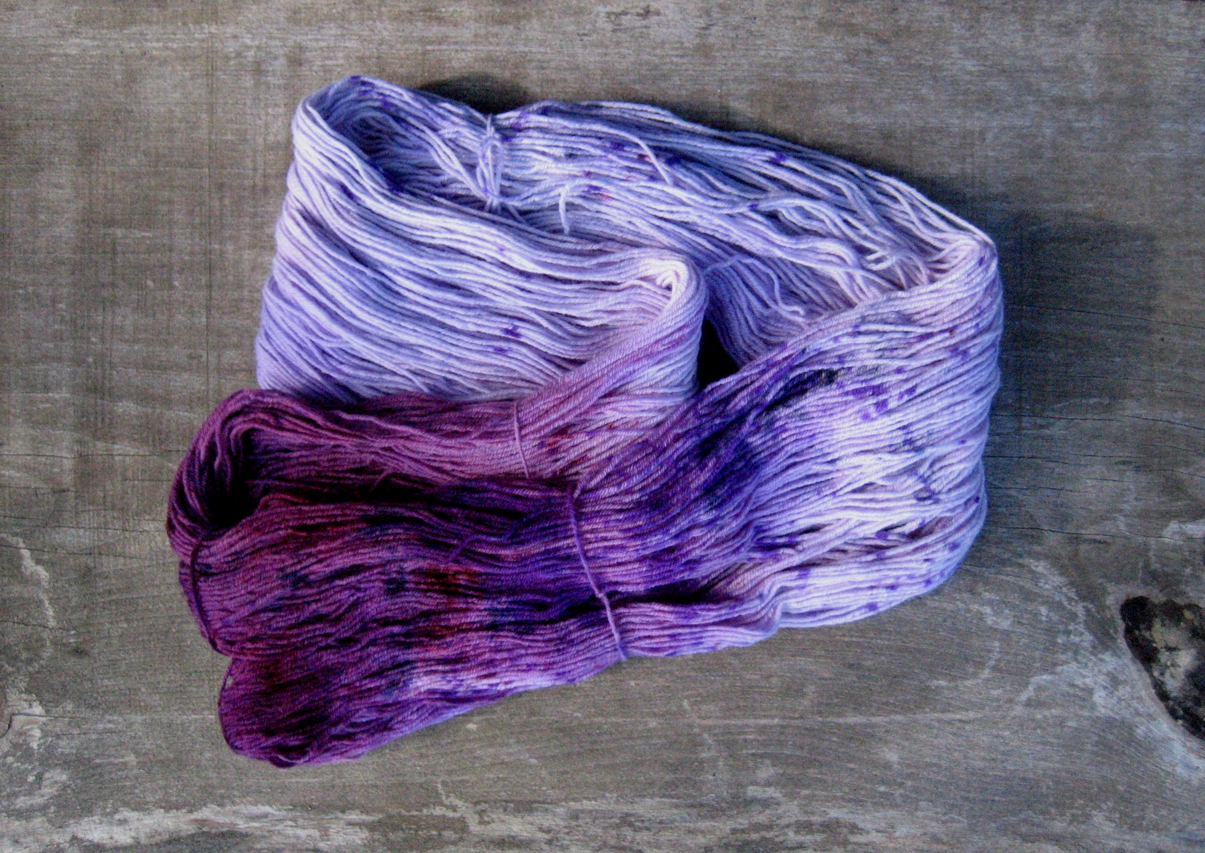garnyarn-håndfarvet-garn-speckles-tynd-merinould-fingering-baeredygtig-lavendel-lilla-blomme