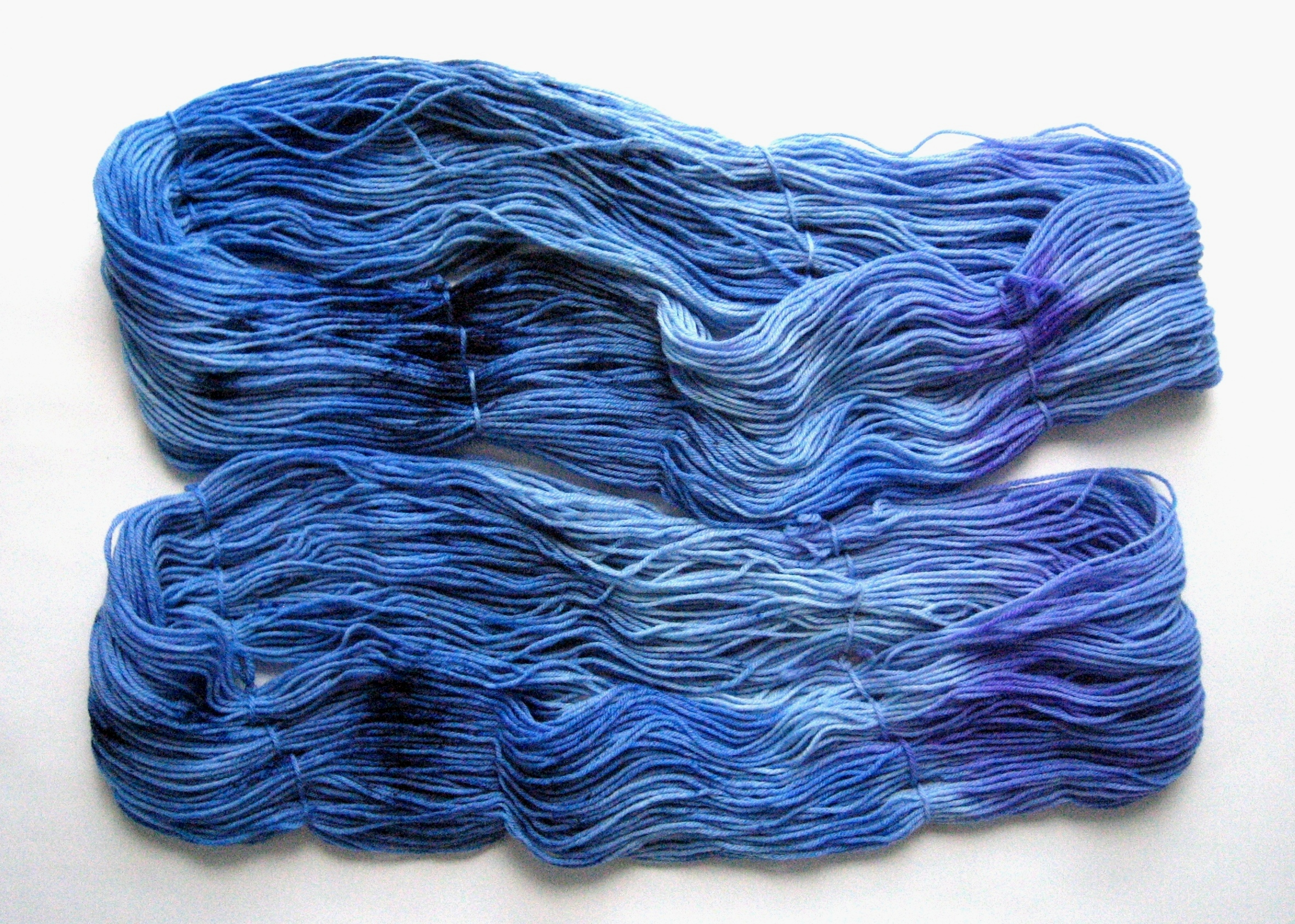 garnyarn-haandfarvet-garn-mellem-merinould-nylon-superwash-stroempegarn-blaa