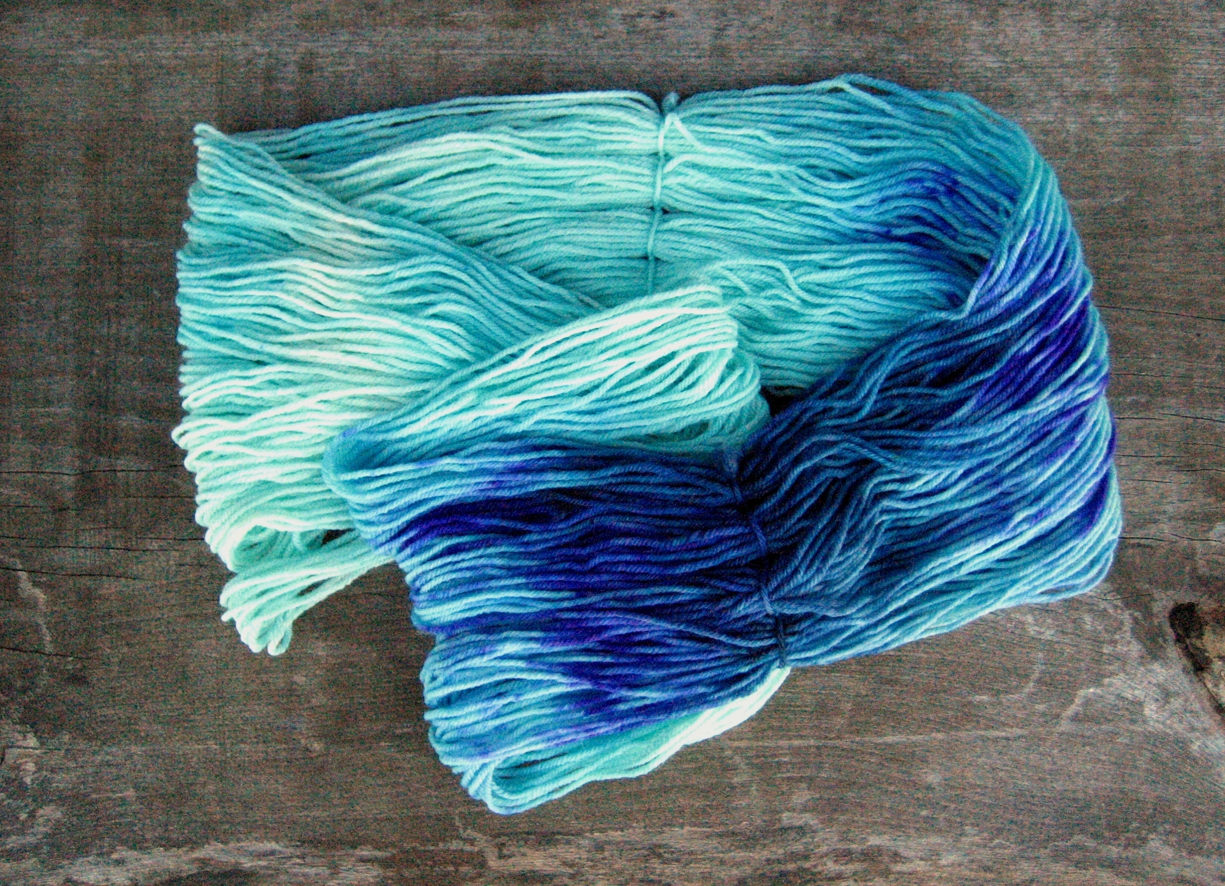 garnyarn-haandfarvet-garn-mellem-polwarth-lustre-uld-superwash-turkis-petrol-lilla