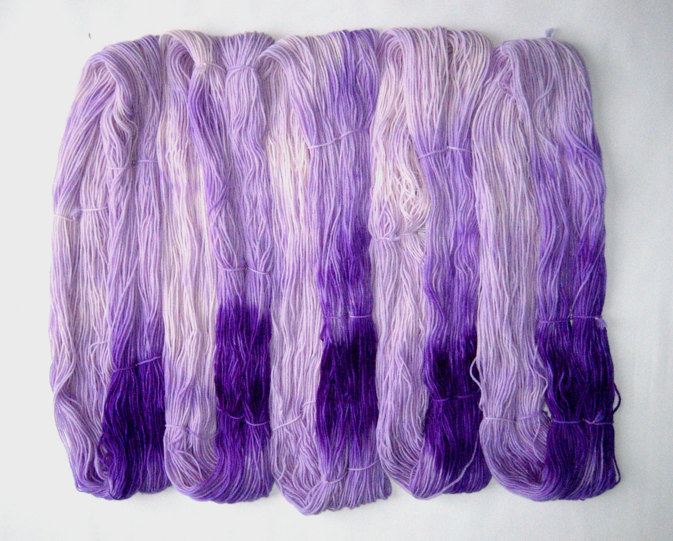 garnyarn-haandfarvet-garn-mellem-polwarth-lustre-uld-superwash-lilla