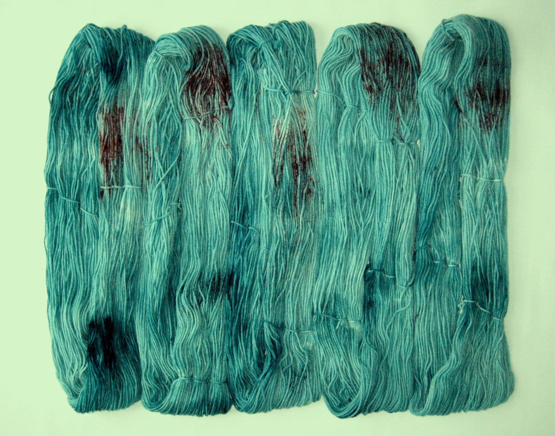 garnyarn-haandfarvet-garn-mellem-merinould-superwash-groen-bordeaux