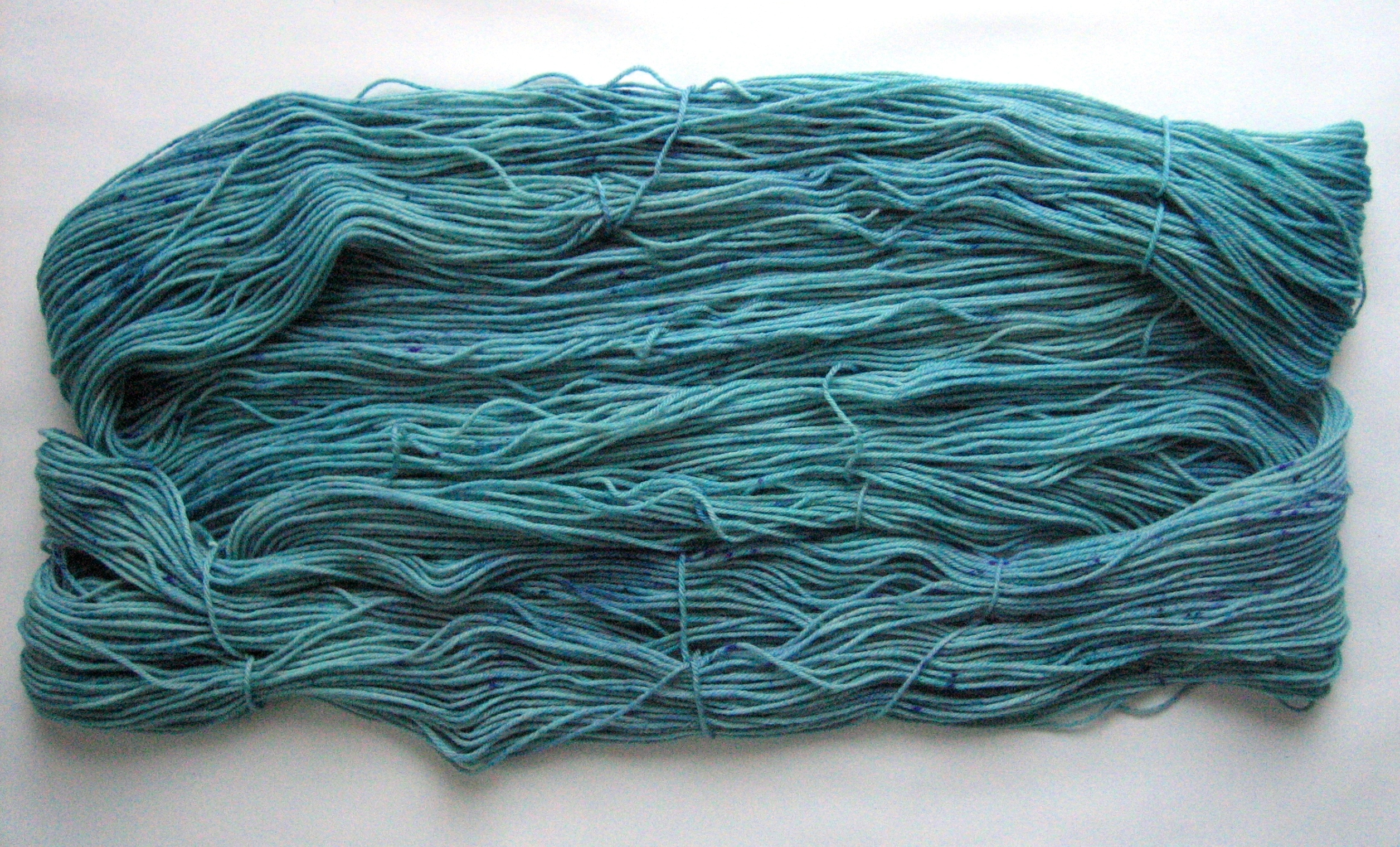 garnyarn-haandfarvet-garn-mellem-merinould-nylon-superwash-stroempegarn-turkis
