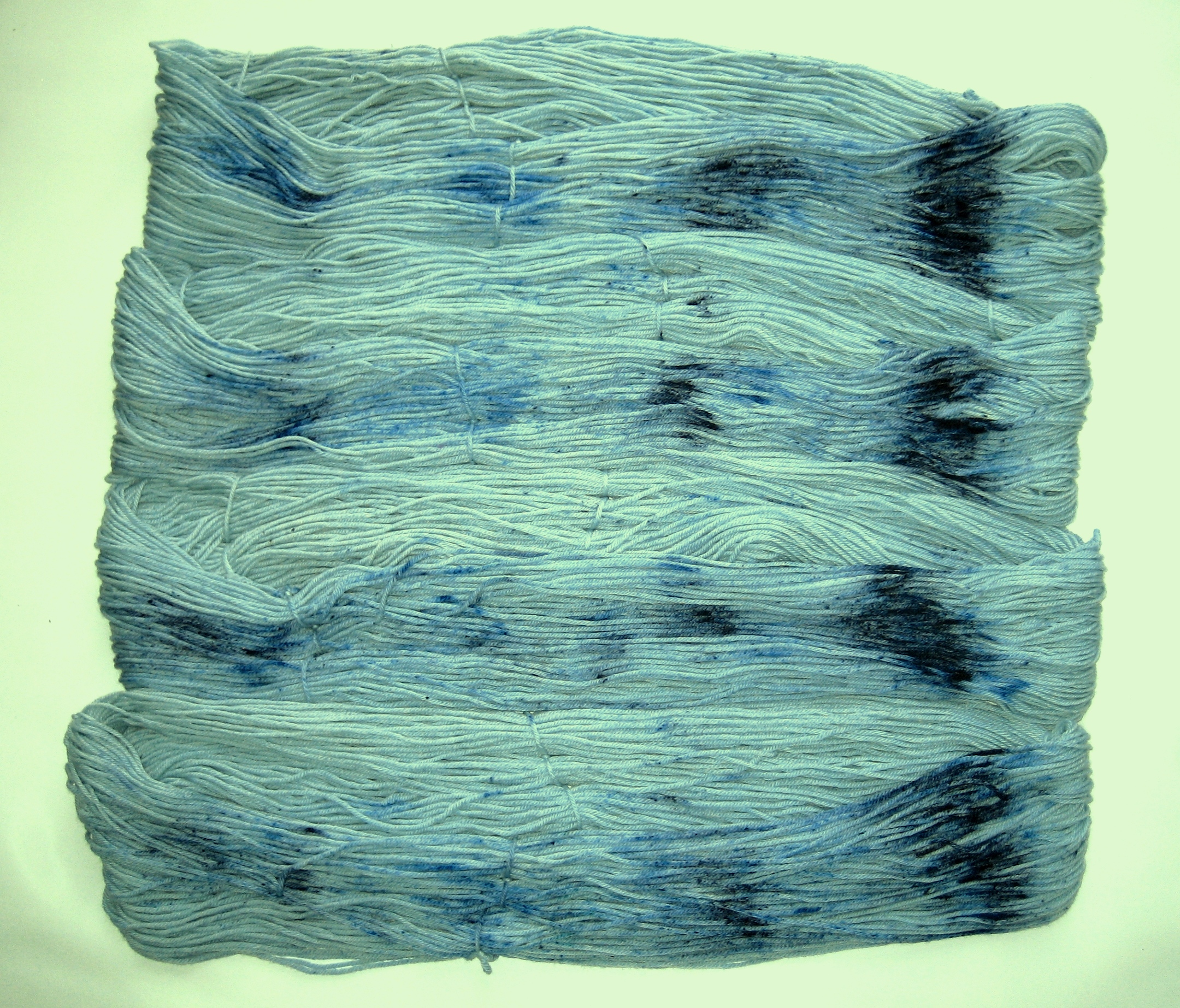 garnyarn-håndfarvet-garn-mellem-merinould-superwash-blaa