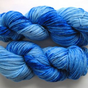 garnyarn-haandfarvet-garn-mellem-merinould-superwash-blaa