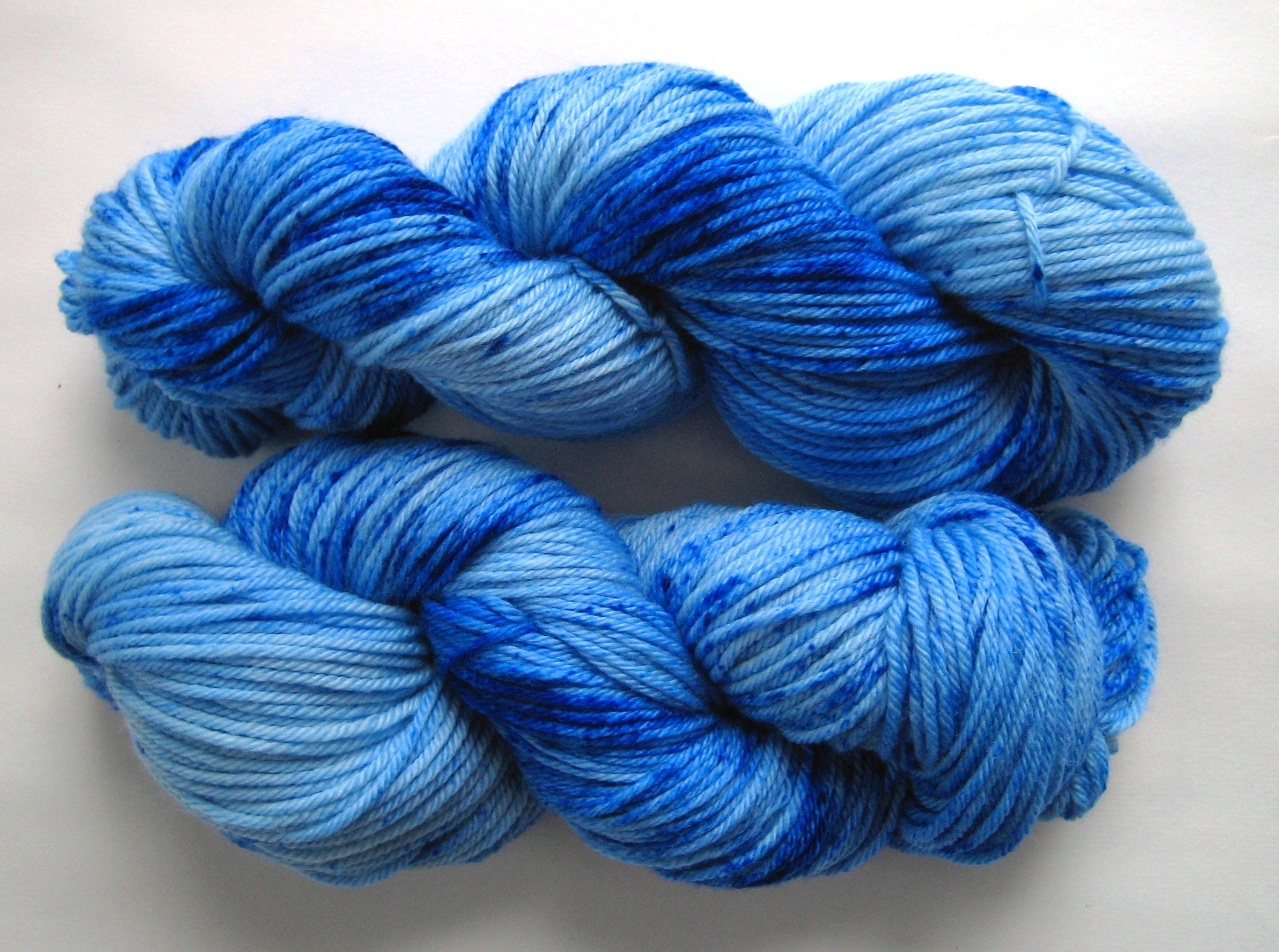 garnyarn-haandfarvet-garn-mellem-merinould-superwash-blaa