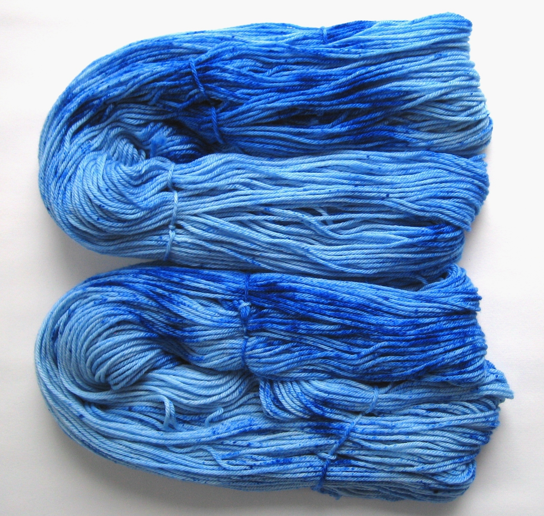garnyarn-haandfarvet-garn-mellem-merinould-superwash-blaa