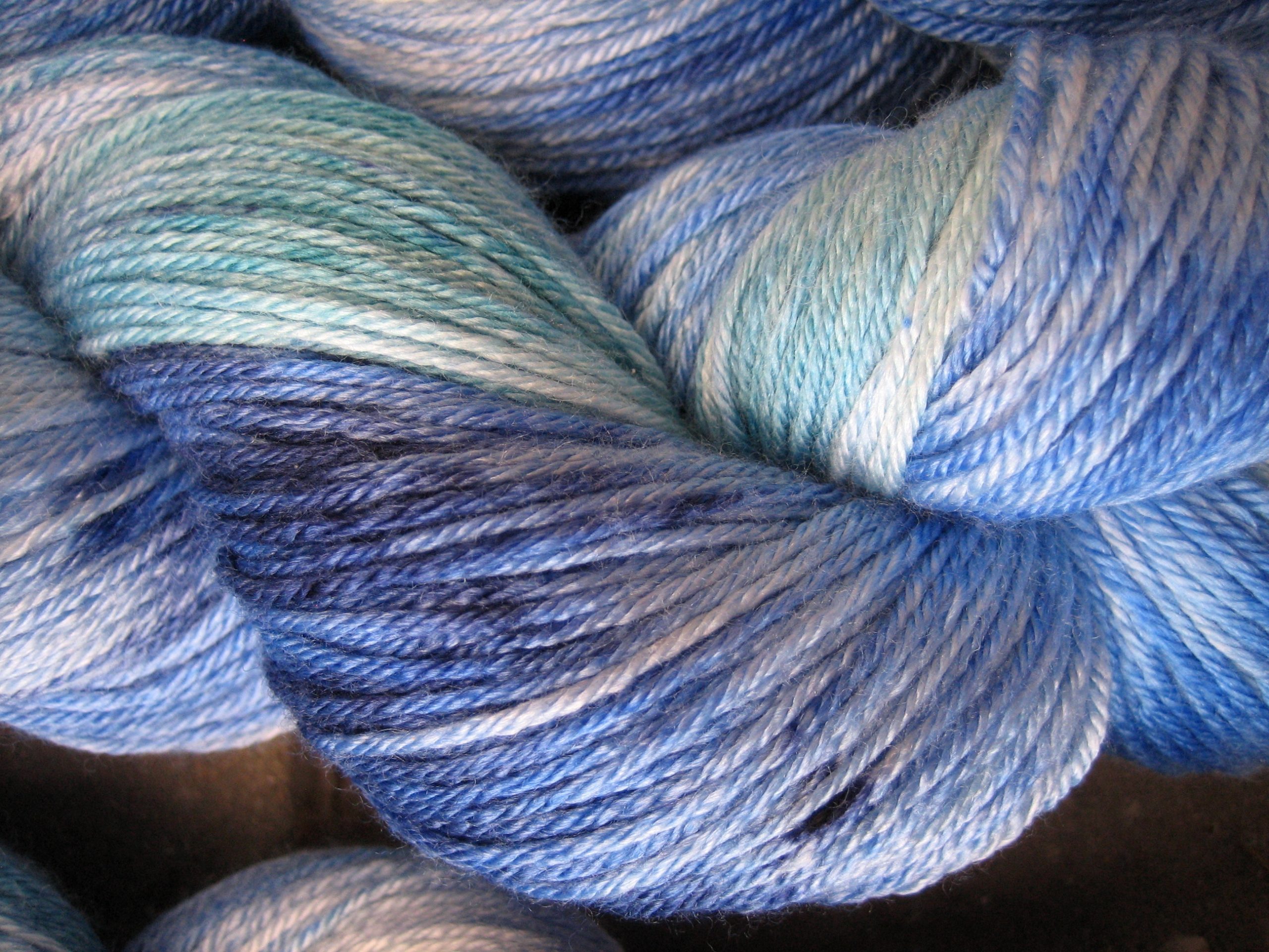 garnyarn-haandfarvet-garn-speckles-tynd-merino-uld-superwash-mulberry-silke-blaa-groen